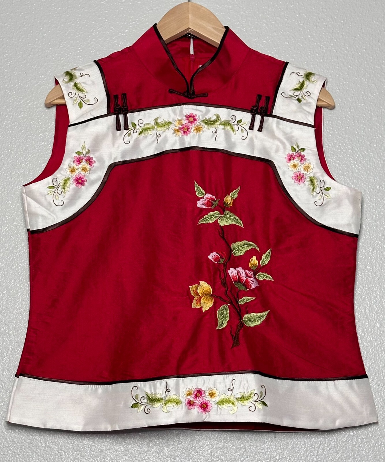 Red & White Embroidered Floral Asian Sleeveless Top – Women’s Size S/M