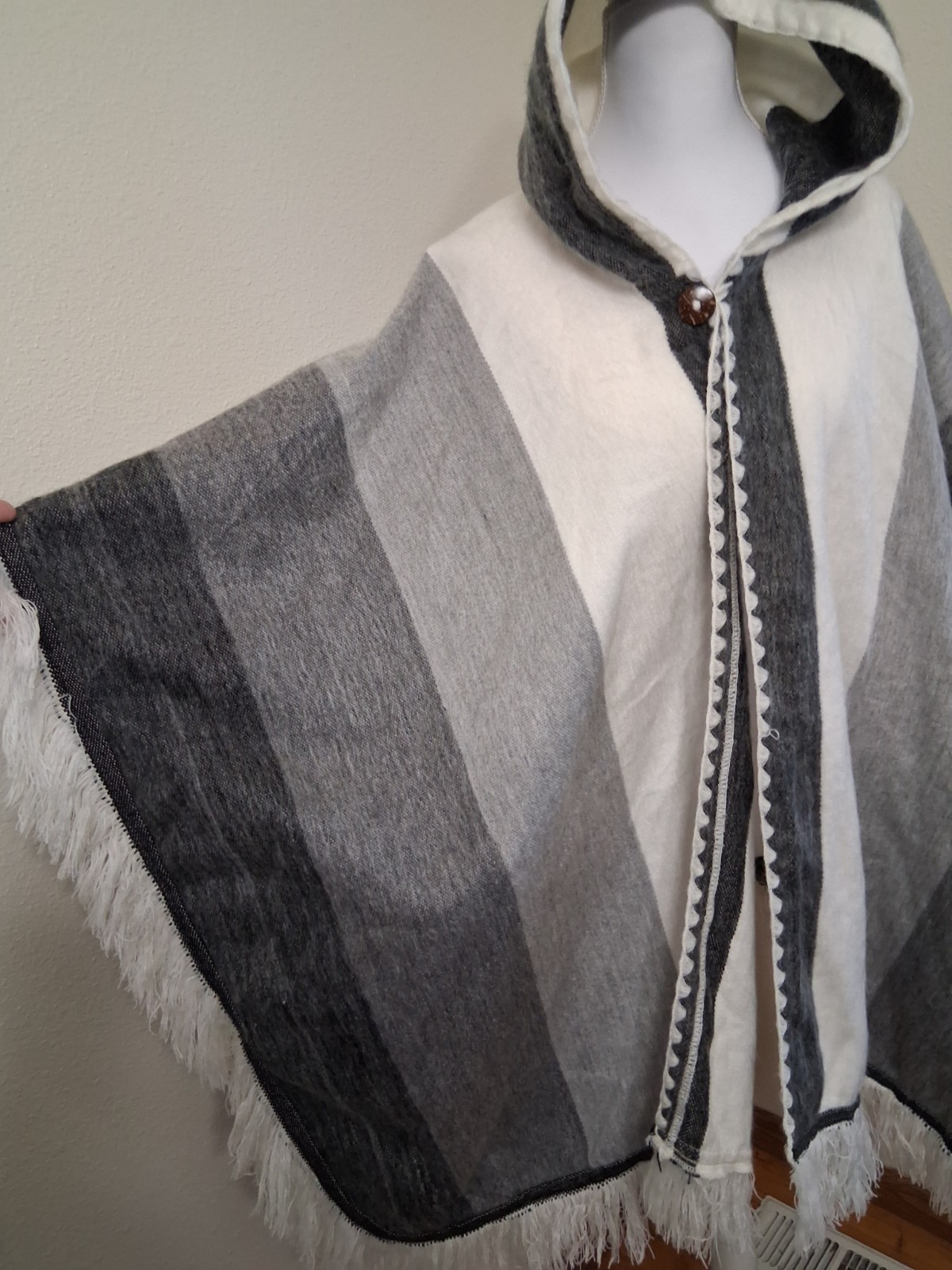 Native Creations Ecuador Hand Made Alpaca Poncho Hooded Cape Adult OS Fuzzy Warm