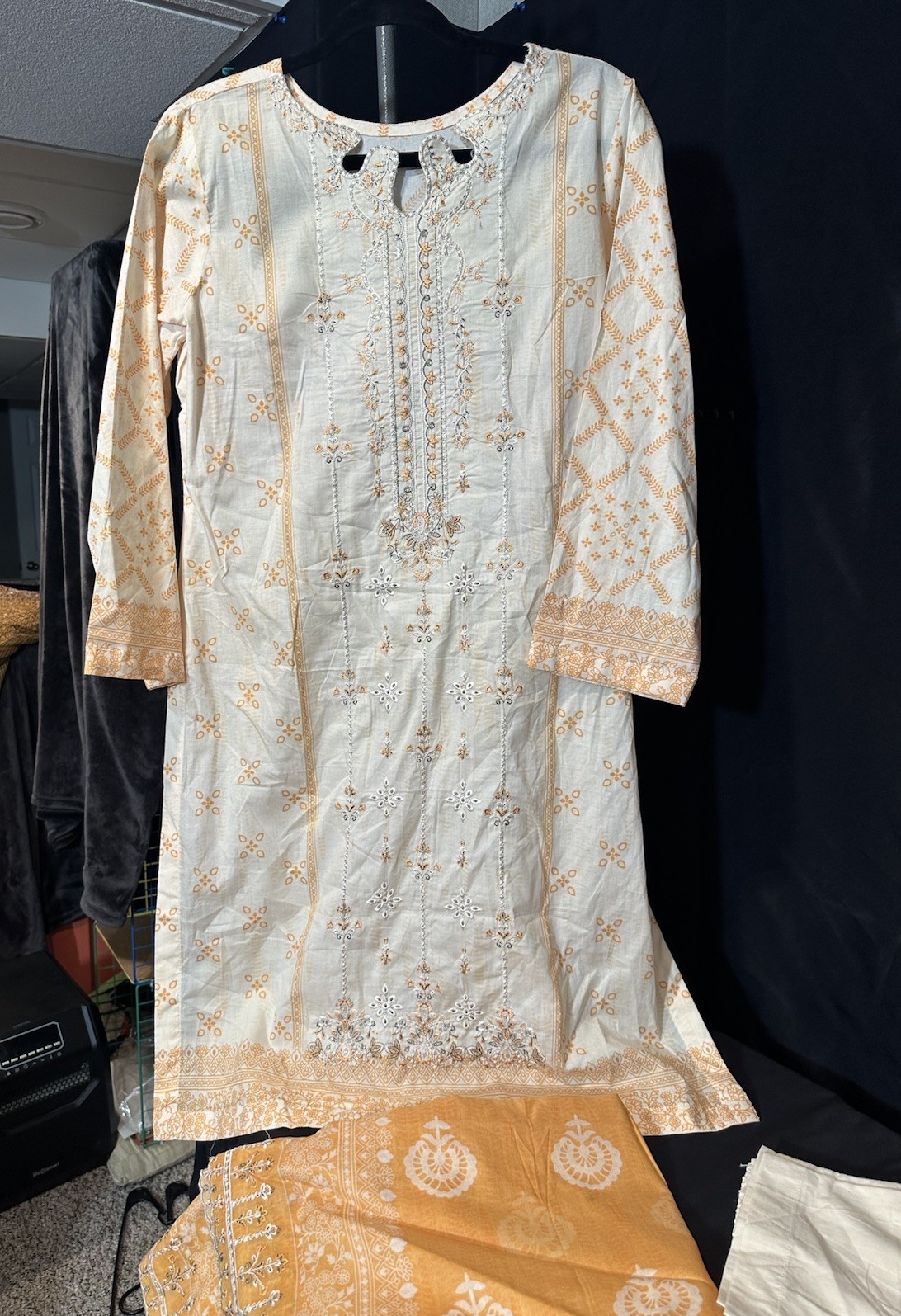 ‼️ CLEARANCE ‼️ Emb Lawn Suit 3 Pc. Emb Dupatta . Large Only – $26