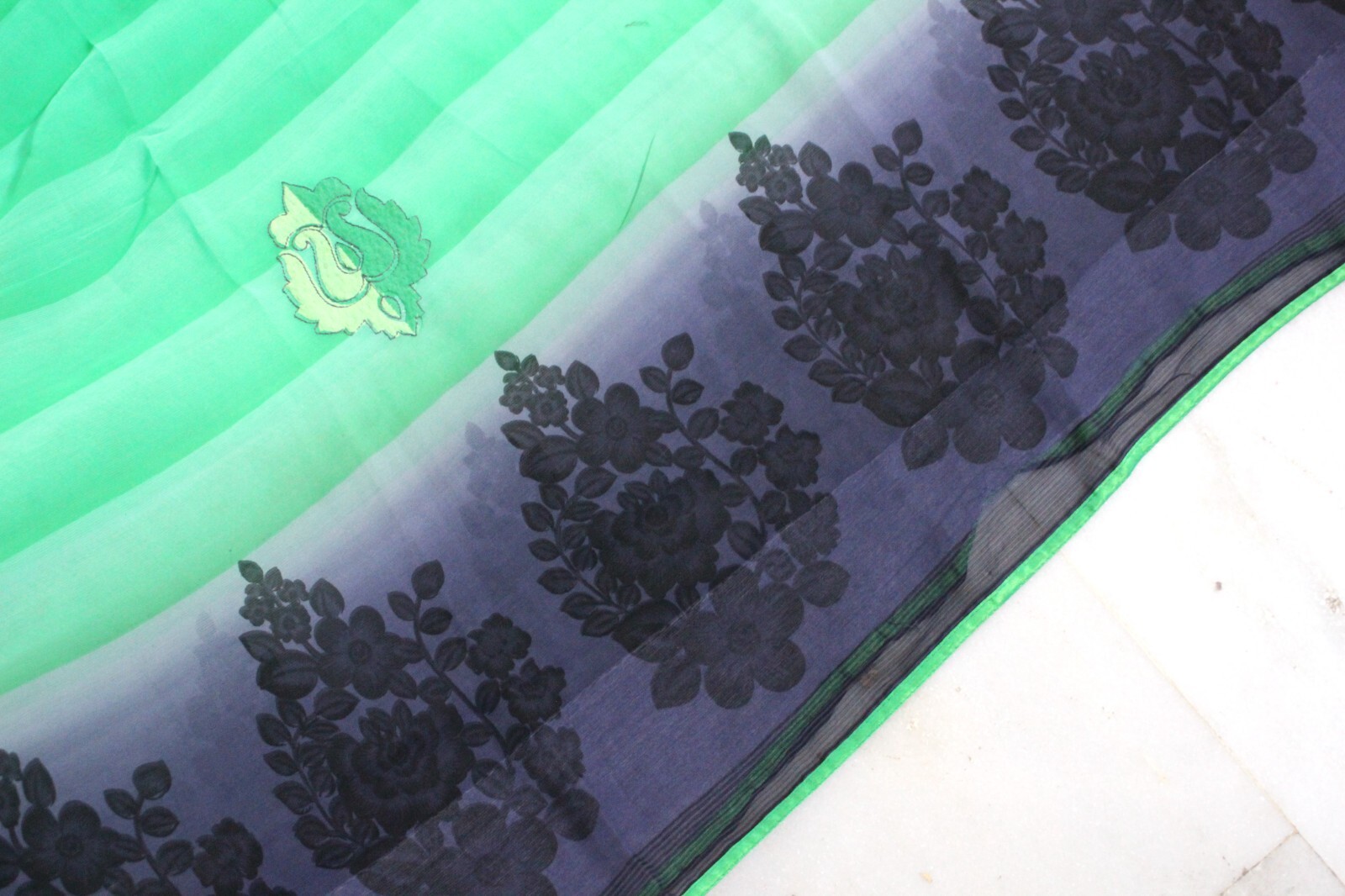 Vintage Green Saree Women Wrap Dress Used Embroidered Home Decor 5Y Sari Fabric