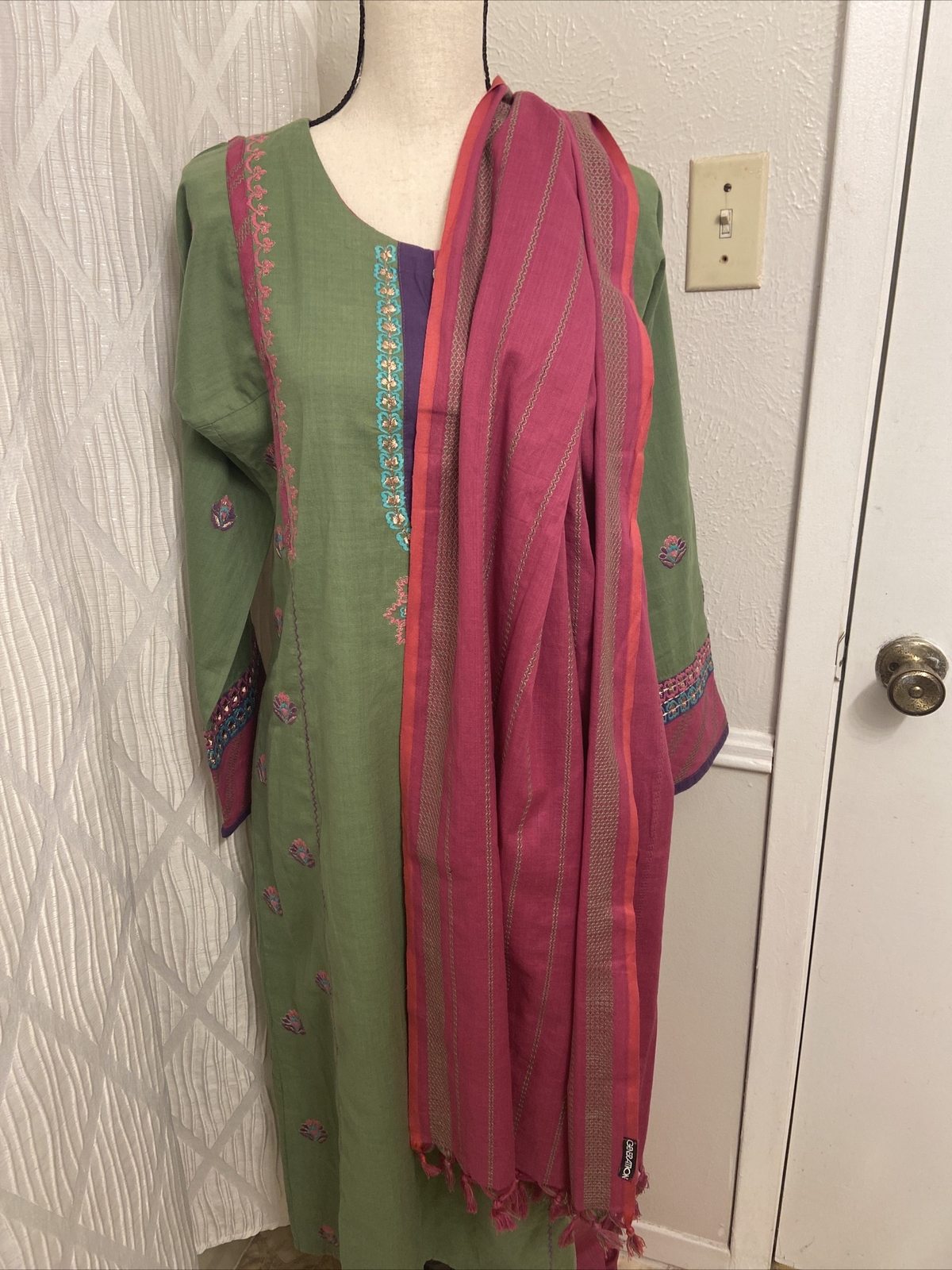 Pakistan Indian Three piece Suit.Shirt Is A-line Style.Brand Genration.