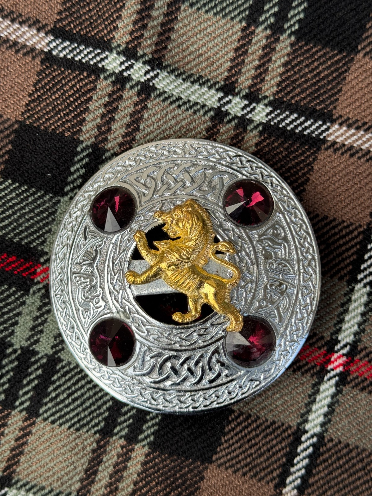 Men’s Stone Brooch Scottish Golden Lion Rampant Badge Chrome Finish kilt brooch